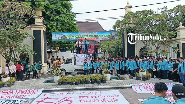 DEMO MAHASISWA - Ratusan mahasiswa menggelar aksi demonstrasi di depan DPRD Kota Solo, Jalan Adi Sucipto, Karangasem, Laweyan, Kota Surakarta, Jawa Tengah, pada Jumat (12/6/2026) sore. Massa melakukan long march dari Jalan Adi Sucipto sambil menyanyikan Mars Mahasiswa dan membawa berbagai atribut aksi.