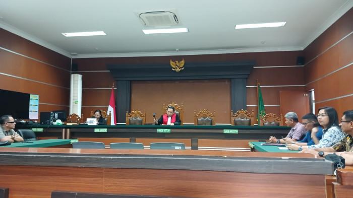SIDANG PRAPERADILAN - Sidang praperadilan yang diajukan Bupati Kepulauan Sitaro nonaktif, Chyntia Inggrid Kalangit, terkait penetapan dirinya sebagai tersangka dalam kasus dugaan korupsi penyaluran dana siap pakai stimulan perbaikan dan pembangunan kembali rumah warga terdampak erupsi Gunung Ruang Tahun Anggaran 2024 memasuki tahap akhir. Persidangan yang berlangsung di Ruang Sidang Prof. Dr. H. Muhammad Hatta Ali, SH, MH, Pengadilan Negeri Manado, Jalan Adipura Raya, Kima Atas, Kecamatan Mapanget, Kota Manado, Sulawesi Utara, Jumat (12/6/2026), beragendakan penyerahan kesimpulan dari pihak pemohon dan termohon.