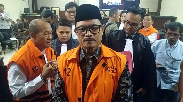 SIDANG KASUS KORUPSI - Wali Kota nonaktif Madiun Maidi, Thariq Megah selaku eks Kepala Dinas PUPR Kota Madiun, dan Dirut CV Sekar Arum sekaligus orang kepercayaan Maidi, Rochim Ruhdiyanto mengenakan rompi tahanan seusai menjalani sidang di depan Ruang Candra Pengadilan Negeri (PN) Tipikor Surabaya, Jawa Timur, Kamis (11/6/2026).