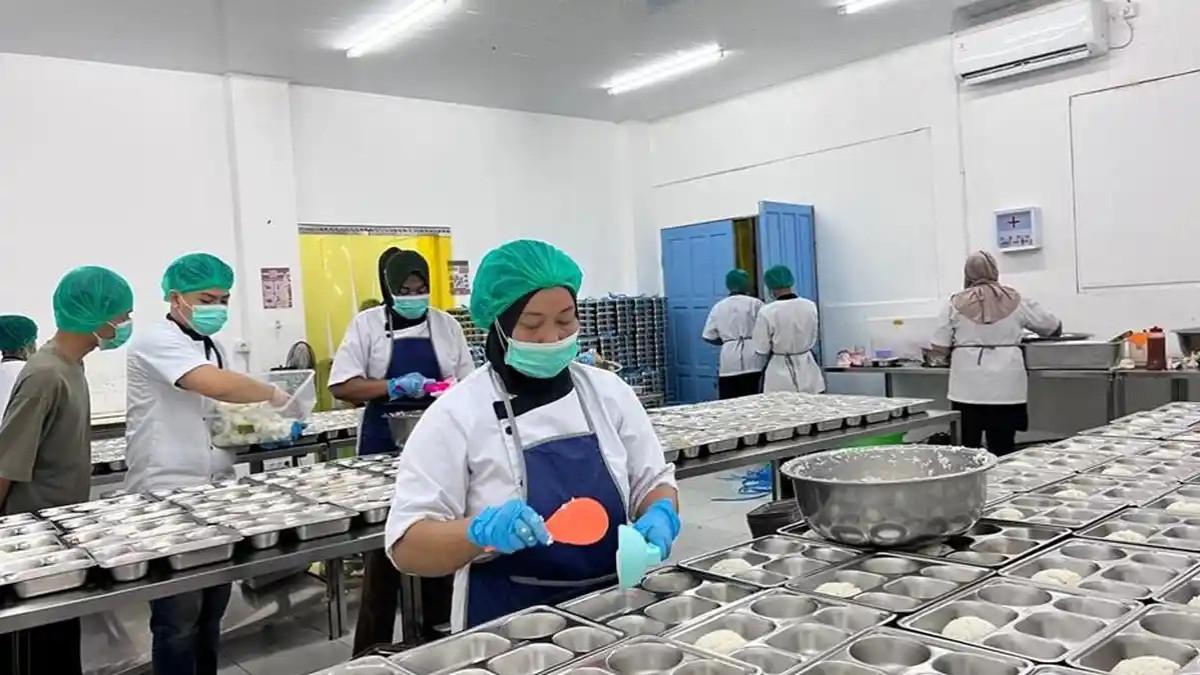 SPPG - Keputusan Kepala Badan Gizi Nasional (BGN) yang baru, Nanik S. Deyang, menghentikan sementara penambahan titik dapur Program Makan Bergizi Gratis (MBG) memicu protes dari sejumlah investor dapur atau Satuan Pelayanan Pemenuhan Gizi (SPPG), terutama yang berada di wilayah tertinggal, terdepan, dan terluar (3T).