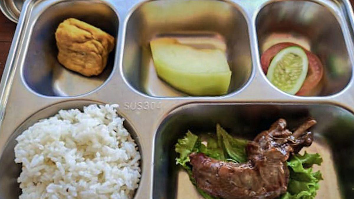 CONTOH MENU MBG - Penampakan 1 porsi menu MBG berisi nasi, ayam kecap, tahu goreng, sepotong melon, dan lalapan berupa selembar daun selada, seiris tomat, serta satu iris timun yang dibagikan kepada 3600 siswa di Kecamatan Cipongkor, Bandung Barat, Senin (21/9/2025).