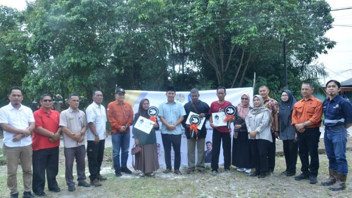 Peyerahan rumah layak huni (RLH) secara simbolis kepada warga penerima manfaat melalui program PPM Arsari Tambang Pembangunan di Kelurahan Jelitik, Jumat (12/6/2026)
