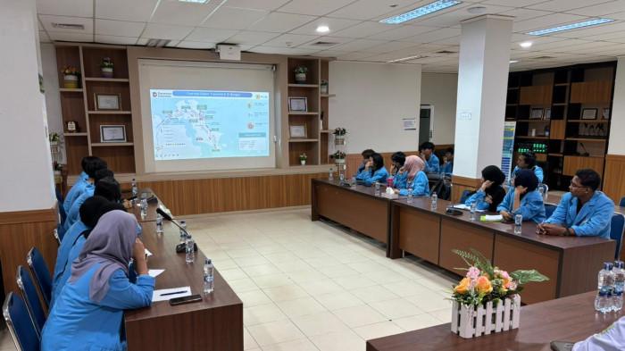 Mahasiswa mendengarkan pemaparan materi yang disampaikan oleh Tim PLN ULTG Bangka.