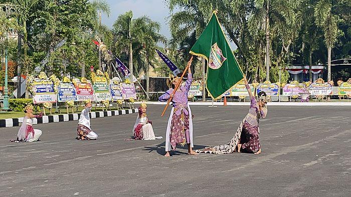 NGARAK PATAKA - Prosesi Ngarak Pataka yang menjadi salah satu rangkaian sakral dalam peringatan Hari Jadi ke-384 Kabupaten Ciamis yang digelar dari halaman Pendopo Bupati Ciamis menuju Gedung DPRD Kabupaten Ciamis, Jumat (12/6/2026).