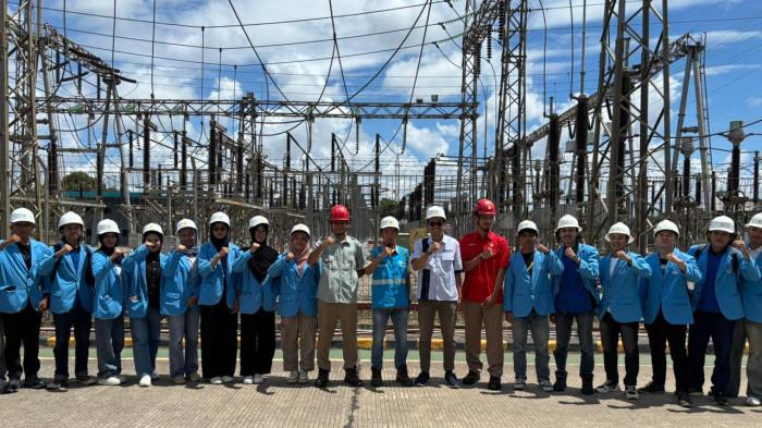 Foto bersama mahasiswa dan Tim PLN ULTG Bangka usai kegiatan edukasi keselamatan ketenagalistrikan di Gardu Induk Air Anyir.
