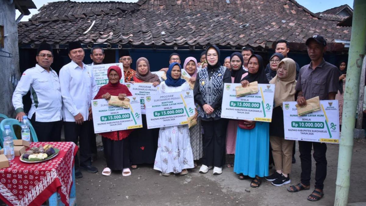 BANTUAN PEMKAB SUKOHARJO - Bupati Sukoharjo, Etik Suryani kembali menyalurkan bantuan Rumah Tidak Layak Huni (RTLH) kepada warga di tiga kecamatan, Jumat (12/6/2026).