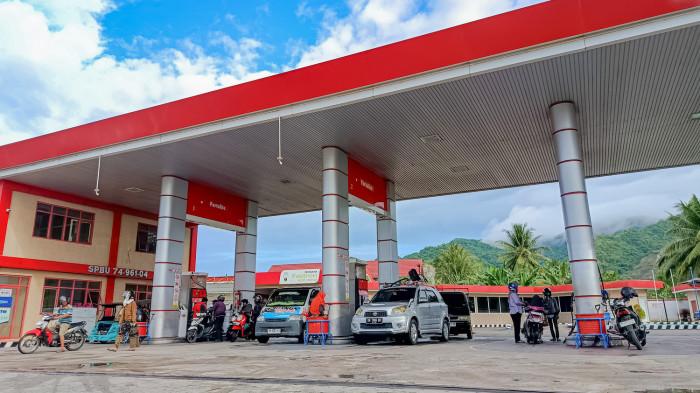 Suasana antrean BBM di SPBU Eyato Kota Gorontalo