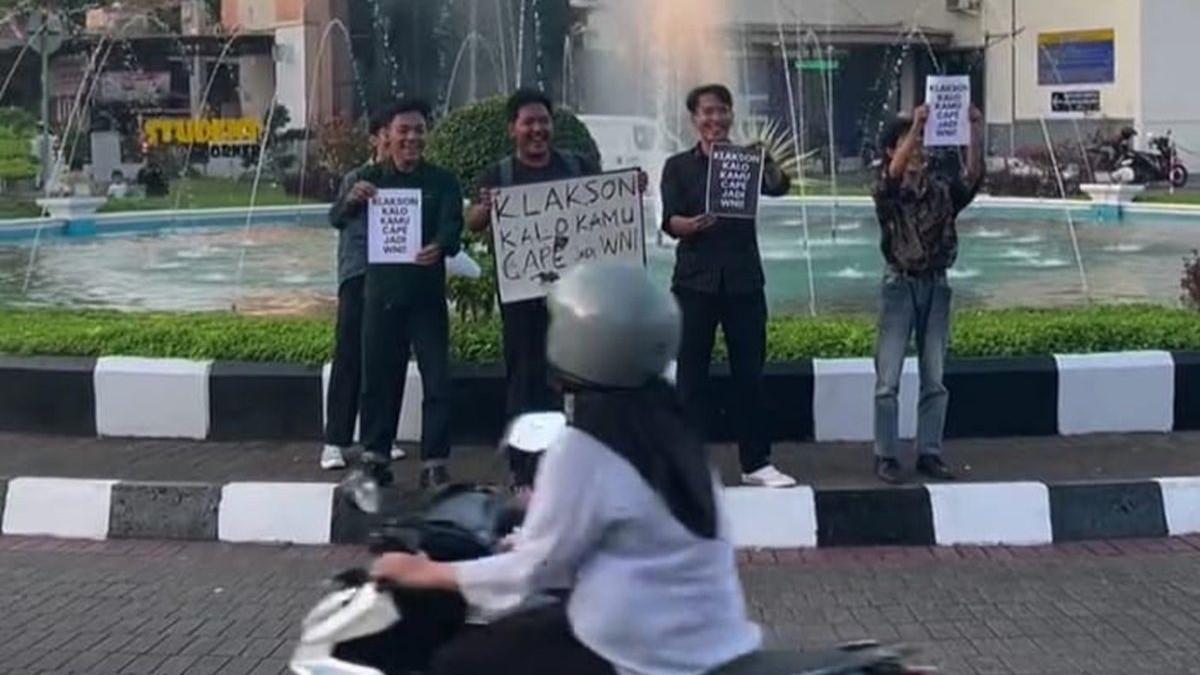 Tangkapan layar video aksi mahasiswa membentangkan poster Klakson Kalo Capek Jadi WNI di area kampus Universitas Muhammadiyah Purwokerto (UMP), Kamis (11/6/2026).(DOK LAPAK BACA GRATIS UMP)