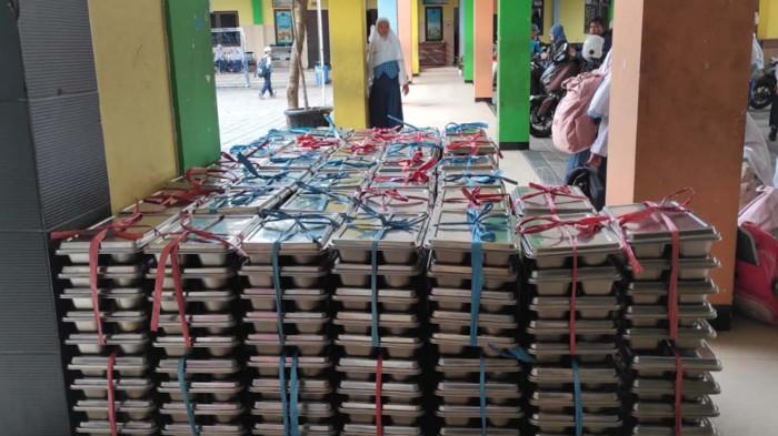 MBG - MBG yang telah disiapkan di salah satu sekolah untuk dibagikan kepada siswa di Gresik. Tercatat 4 SPPG di Gresik masih dihentikan operasionalnya, Jumat, (5/6/2026).