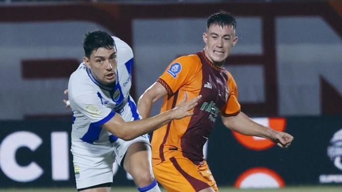 RUMOR TRANSFER - Aksi bek Persib Bandung Federico Barba (kiri) menghentikan penyerang Borneo FC Samarinda Mariano Peralta (kanan) pada laga tunda pekan ke-21 Super League 2025-2026, Minggu (15/3/2026) di Stadion Segiri, Samarinda. (Dokumentasi Persib Ofisial)