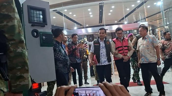 JADI TERSANGKA - Komisaris PT YAT, Andri Mulyono atau berinisial AM sebagai tersangka baru dalam perkara dugaan korupsi tata kelola program Makan Bergizi Gratis (MBG) di lingkungan Badan Gizi Nasional (BGN) tahun 2025-2026, pada Jumat (12/6/2026).
