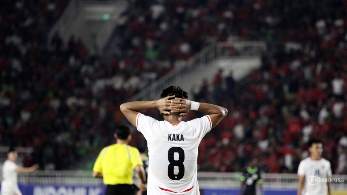 GAGAL KE FINAL - Ekspresi pesepakbola timnas Indonesia Arkhan Kaka gagal mencetak gol ke gawang timnas Australia pada pertandingan semi final Piala AFF U-19, di Stadion Utama Sumatra Utara, Deliserdang, Kamis (11/6/2026). Timnas Indonesia gagal melaju ke final setelah kalah dengan timnas Australia dengan skor 0-1. TRIBUN MEDAN/DANIL SIREGAR