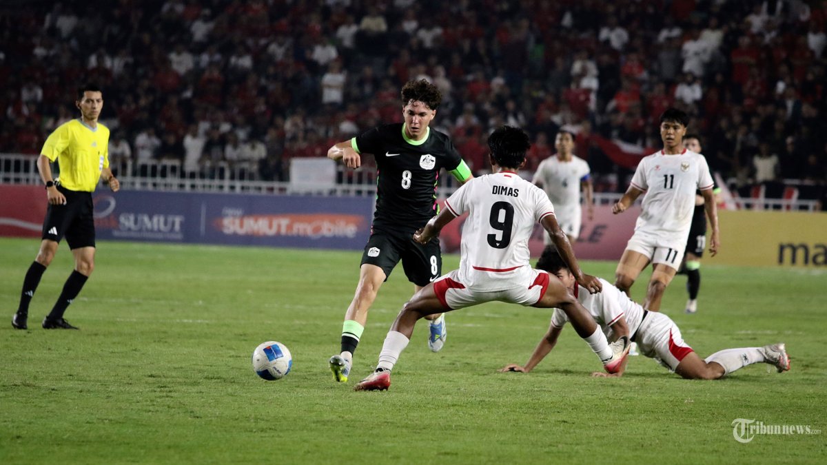 GAGAL KE FINAL - Pesepakbola timnas Indonesia Dimas Adi saling berebut bola dengan pesepakbola timnas Australia Haine Eames (kiri) pada pertandingan semi final Piala AFF U-19, di Stadion Utama Sumatra Utara, Deliserdang, Kamis (11/6/2026). Timnas Indonesia gagal melaju ke final setelah kalah dengan timnas Australia dengan skor 0-1. TRIBUN MEDAN/DANIL SIREGAR