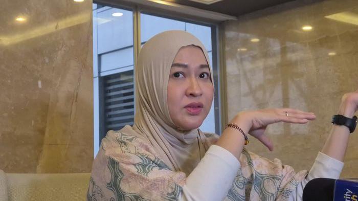Okie Agustina saat ditemui di kawasan Kemayoran, Jakarta Pusat, Kamis (11/6/2026).Okie mengakui dirinya memang menjalani prosedur kecantikan di Korea Selatan.