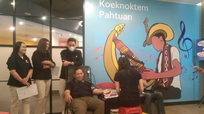 Donor darah di kantor Telkomsel Kupang