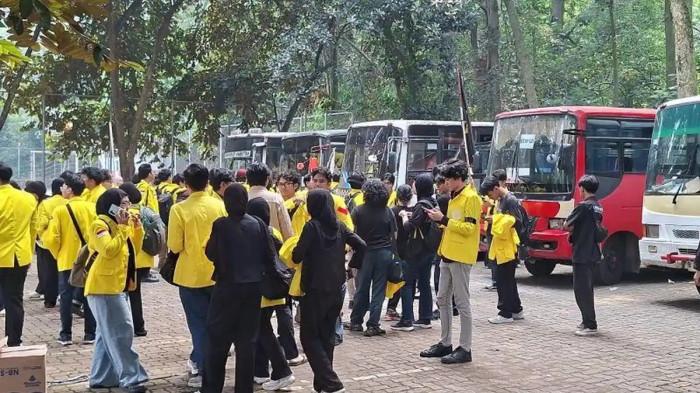 DEMO BEM UI - Massa BEM UI bergerak menuju Bundaran HI, Jakarta Pusat untuk bergabung dalam aksi bertajuk ‘Menuju Indonesia Bangkrut’, Jumat (12/6/2026). (TribunnewsDepok.com/M Rifqi Ibnumasy)