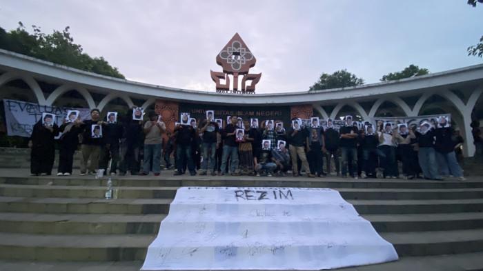 20260612_Puluhan mahasiswa UIN Walisongo Semarang mengangkat gambar presiden_2