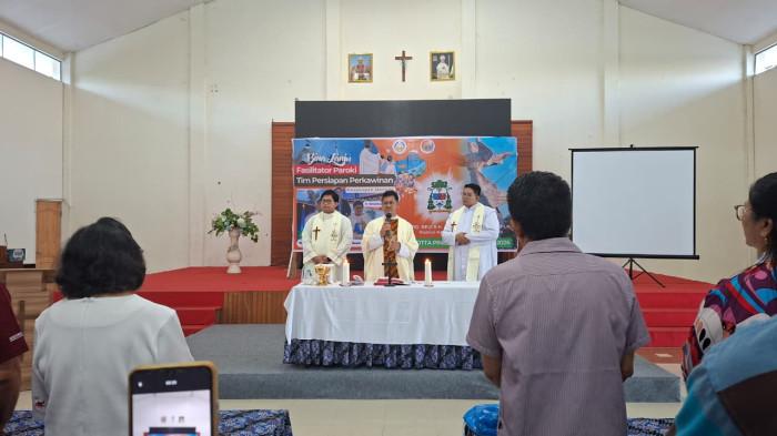 Sekretaris Komisi Keluarga KWI, RP Rufinus S Herlambang MSF bersama RP Giovanni Mahendra Christi MSF serta Ketua Komisi Keluarga Keuskupan Manado Pastor Revi Tanod MSF memimpin Perayaan Ekaristi pembukaan workshop Tim Pembina Kursus Persiapan Perkawinan (KPP) Paroki se-Keuskupan Manado di Wisma Lorenzo Lotta, Kecamatan Pineleng, Kabupaten Minahasa, Provinsi Sulawesi Utara, Jumat (12/6/2026).