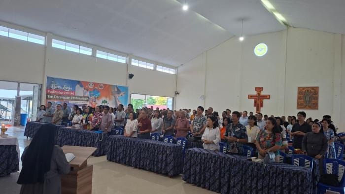 Sekitar 150 peserta yang terdiri dari umat awam, tim katekese dan fasilitator KPP, pengurus Komisi Keluarga Keuskupan Manado, serta pengurus Seksi Keluarga dari berbagai paroki di wilayah Keuskupan Manado mengikuti workshop Tim Pembina Kursus Persiapan Perkawinan (KPP) di Wisma Lorenzo Lotta, Kecamatan Pineleng, Kabupaten Minahasa, Provinsi Sulawesi Utara, Jumat (12/6/2026).
