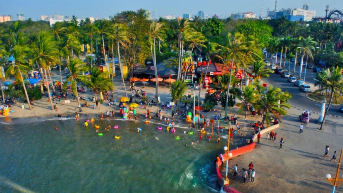 Pengunjung menghabiskan liburan long weekend ke Pantai Ancol, Jakarta Utara.