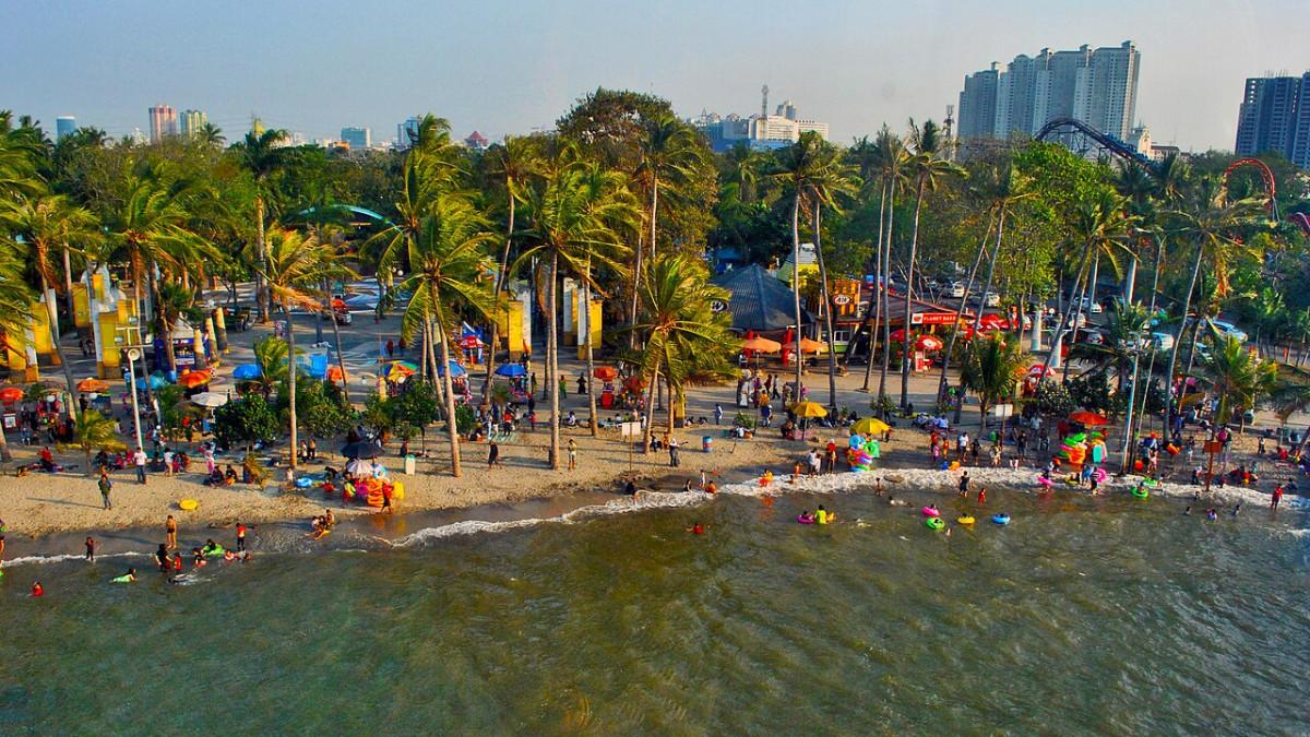 Pengunjung berkumpul di kawasan Pantai Ancol, Jakarta