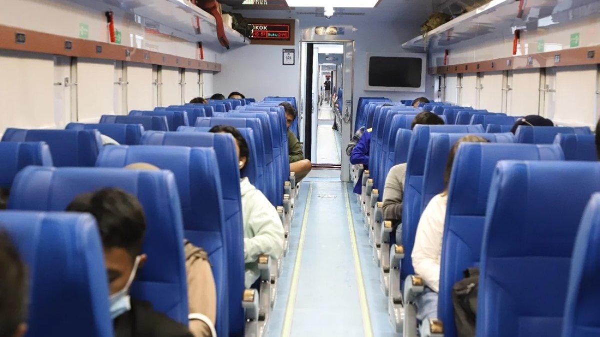 Kereta ekonomi new generation versi modifikasi digunakan pada KA Banyubiru.