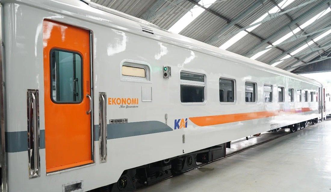Kereta ekonomi new generation versi modifikasi digunakan pada KA Banyubiru.