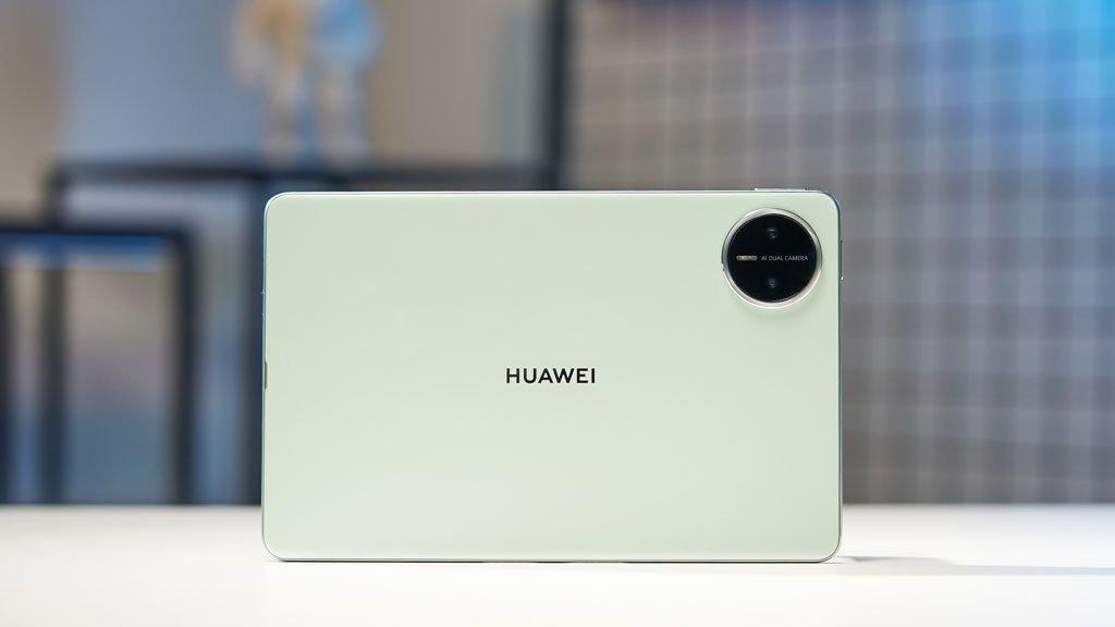 Tablet mini kini hadir dengan kemampuan yang tidak bisa dianggap remeh. HUAWEI MatePad Mini membawa desain ultra-ringan, layar Flexible OLED PaperMatte, dan baterai besar untuk mendukung produktivitas serta hiburan dalam satu perangkat.