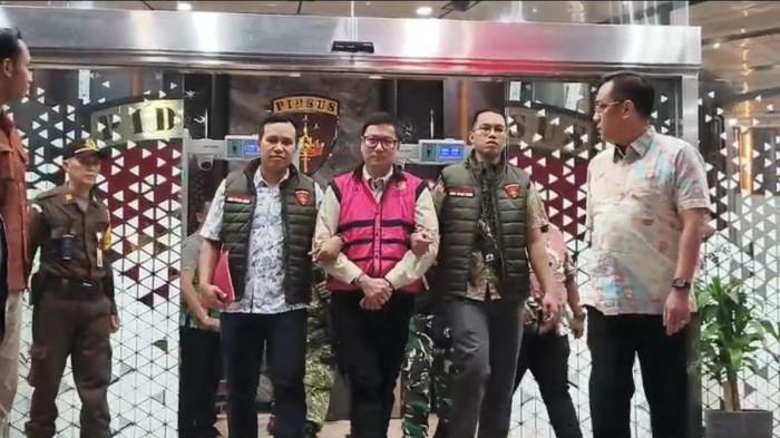 TERSANGKA BARU -  Komisaris PT Yasa Artha Trimanunggal (YAT) Andri Mulyono ditetapkan sebagai tersangka baru tata kelola program MBG. Foto Andri saat digiring petugas ke mobil tahanan  oleh Kejaksaan Agung, Jumat (12/6/2026) -