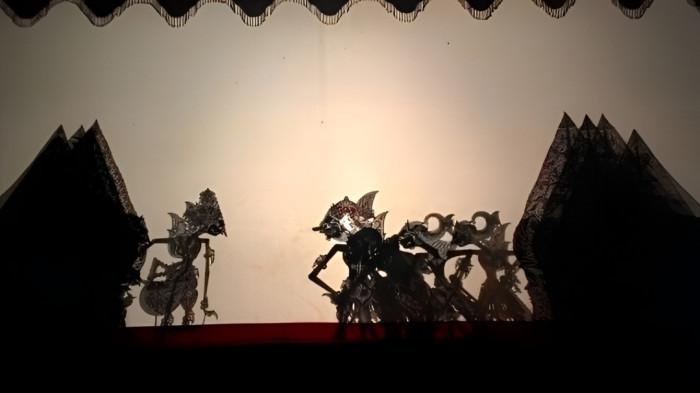 WAYANG KULIT- Ilustrasi pertunjukan wayang kulit dalam kesenian Jawa.