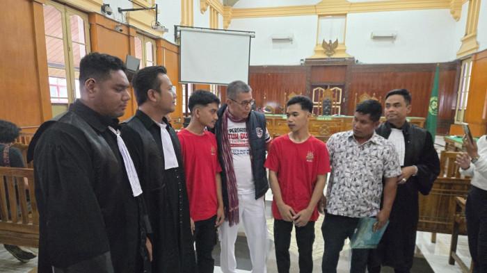 JELANG SIDANG - Dua terdakwa Aziz Apandi Silalahi dan Ranning Alamer Mulsim Cibro saat akan menjalani persidangan di Pengadilan Negeri Medan, Kamis (11/6/2026)