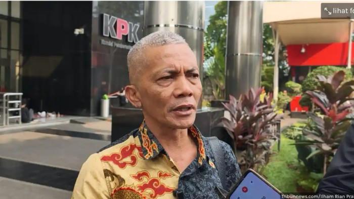 DIPERIKSA KPK – Sekretaris Pendiri Indonesian Audit Watch (IAW), Iskandar Sitorus, usai menjalani pemeriksaan sebagai saksi di Gedung KPK, Jakarta, Jumat (12/6/2026). Pemeriksaan tersebut merupakan bagian dari pendalaman kasus dugaan suap impor di lingkungan Bea Cukai serta penelusuran aliran dana dan dugaan perintangan penyidikan.