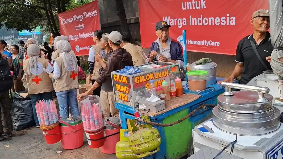 DEMO MAHASISWA - Sejumlah pedagang kaki lima mendapatkan rezeki nomplok saat hadir di Kawasan Bundaran HI, dagangan mereka diborong habis relawan, Jumat (12/6/2026).