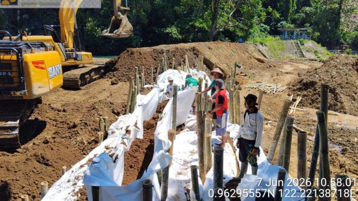 TANGGUL - Bupati Gorontalo Utara Thariq Modanggu mengapresiasi terbangunnya tanggul penahan banjir di Desa Didingga, Kecamatan Biau, Kabupaten Gorontalo Utara, Provinsi Gorontalo.