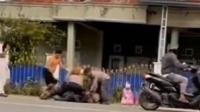 PEMERAS DITANGKAP - Sebuah rekaman video amatir yang mendokumentasikan momen dramatis penangkapan seorang pria terduga pelaku pemerasan massal di Sungai Penuh, Provinsi Jambi, mendadak viral dan memicu perbincangan hangat di berbagai platform media sosial. 