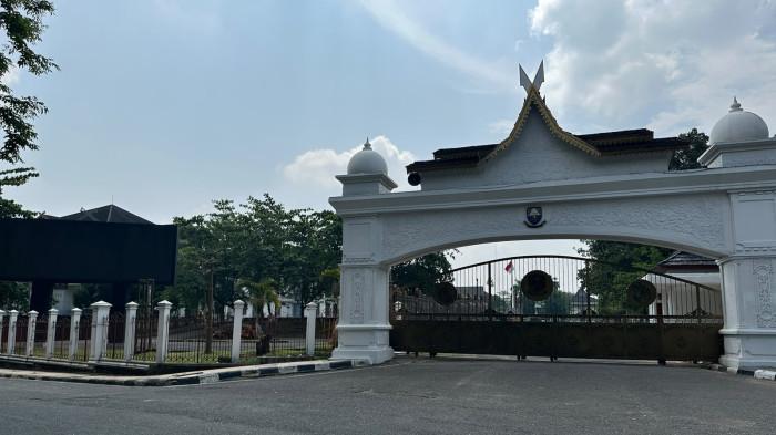 SEPI - Gerbang Kantor Gubernur Jambi di Telanaipura, Kota Jambi, sepi aksi demonstrasi, Jumat (12/6/2026). Sementara itu, di Jakarta dan daeah lain, ramai aksi massa.