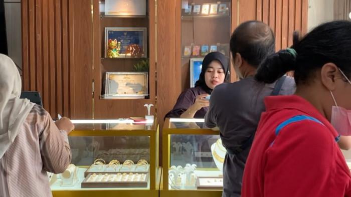 Pengunjung toko emas Galeri 24 Mayang Mengurai, Kota Jambi