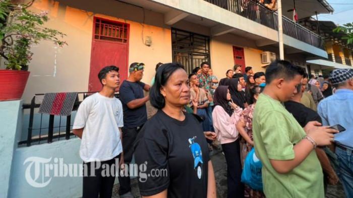 KEBAKARAN DI PADANG - Kebarkan di Kawasan Pasar Raya, Kelurahan Kampung Jao, Kecamatan Padang Barat, Kota Padang mendadak mencekam pada Jumat (12/6/2026) sekitar pukul 17.15 WIB. Anik, salah seorang penghuni kontrakan yang posisinya berada tepat di samping bangunan utama yang menjadi pusat kebakaran.