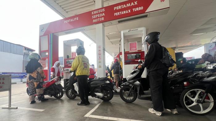 ANTREAN BBM- Deretan pengendara yang sedang antre untuk pengisian BBM jenis Pertalite di SPBU Pertamina Kayu Gadang, kawasan Simpang Kampus, Kelurahan Pasa Ambacang, Kecamatan Kuranji, Kota Padang, Jumat (12/6/2026).