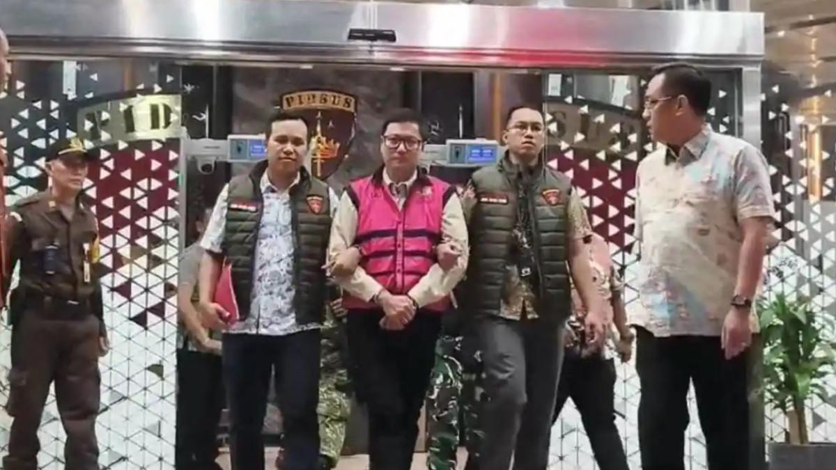 TERSANGKA KORUPSI MBG - Komisaris PT Yasa Artha Trimanunggal (YAT) Andri Mulyono saat digiring petugas ke mobil tahanan usai ditetapkan sebagai tersangka kasus korupsi tata kelola program MBG oleh Kejaksaan Agung, Jumat (12/6/2026)