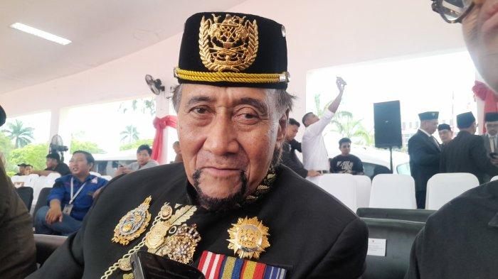 SULTAN KUTAI - Sultan Kutai Kartanegara Ing Martadipura, Sultan Adji Muhammad Arifin mempersilahkan Presiden Jokowi menggunakan pakaian adat kesultanan Kutai Kartanegara.TRIBUNKALTIM.CO/MITHA AULIA ANGGRAINI