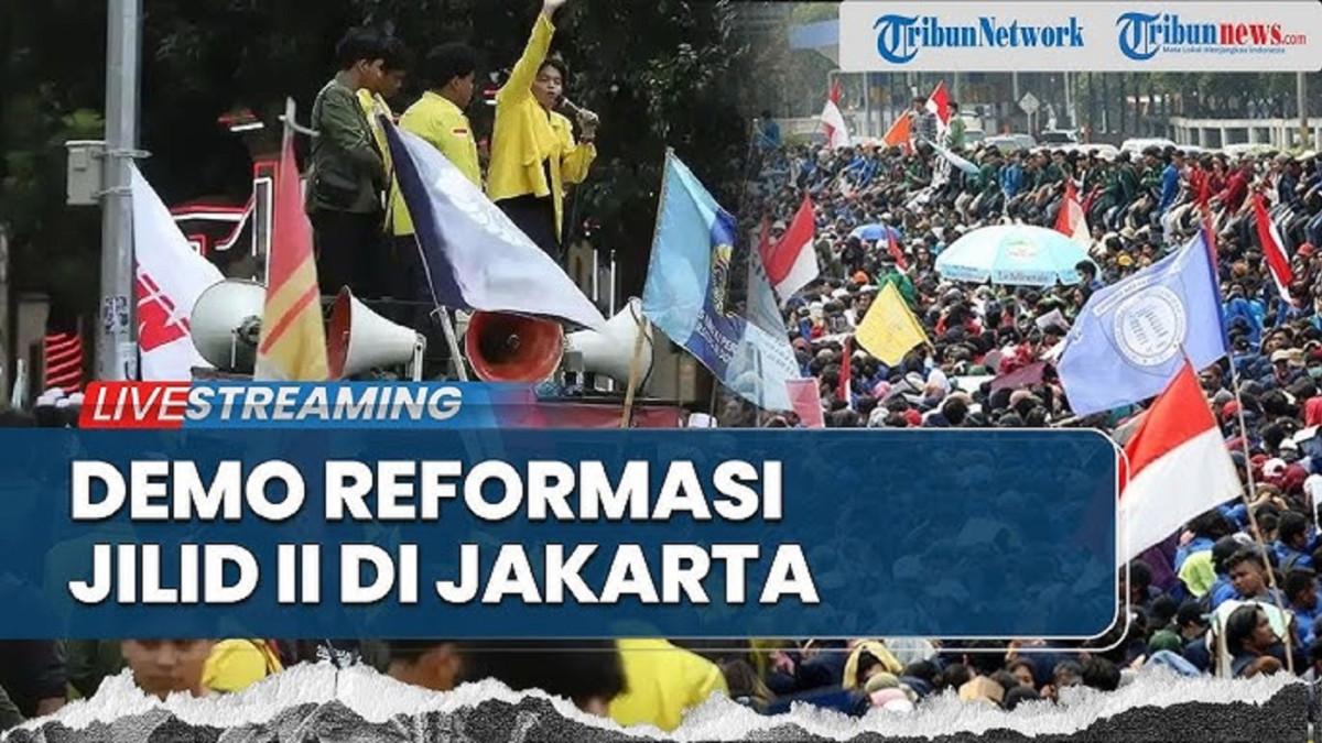 Cegah jantung Jakarta lumpuh, lokasi demo anti kenaikan harga BBM dialihkan, ribuan mahasiswa UI putar arah dari Bundaran HI Jakarta, massa bergerak ke kawasan komplek Gedung DPR/MPR dan kawasan Patung Kuda, Jumat 12 Juni 2026. Demo anti kenaikan harga BBM berubah isu menjadi gaung 'Reformasi Jilid 2' 
