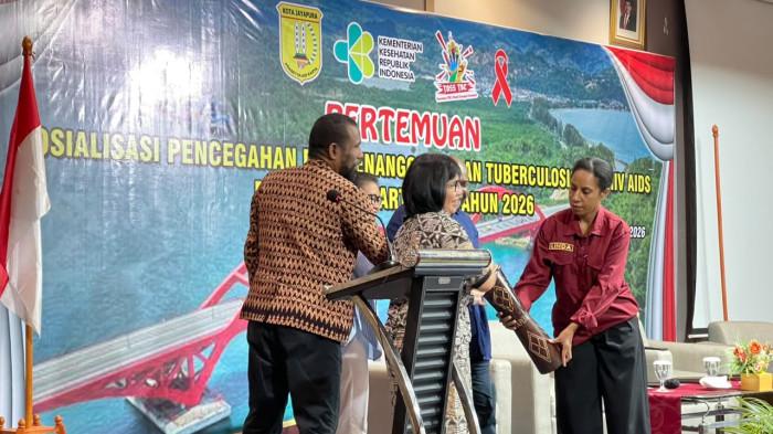 SOSIALISASI - Kepala Dinas Kesehatan Kota Jayapura, drg. Juliana Napitupulu membuka Sosialisasi Pencegahan dan Penanggulangan HIV AIDS dan Tuberculosis (TB) di sebuah hotel bilangan Distrik Abepura, pada Jumat (12/6/2026). 