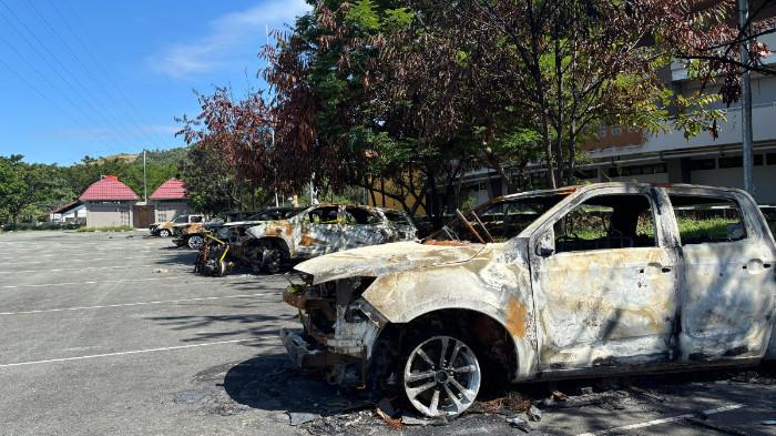 SISA KERUSUHAN - Bangkai kendaraan yang hangus terbakar masih terlihat di kawasan Stadion Lukas Enembe, Kabupaten Jayapura, Jumat (12/6/2026). Kendaraan tersebut merupakan sisa kerusuhan seusai laga Persipura Jayapura melawan Adhyaksa FC Banten pada 8 Mei 2026 lalu.