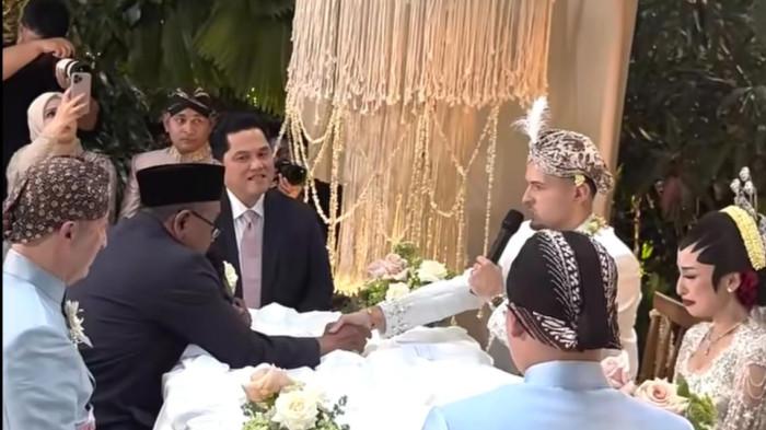 AKAD NIKAH- Hanya dalam satu tarikan napas, Justin Hubner dengan lantang dan lancar mengucapkan kalimat sakral ijab kabul menggunakan bahasa Indonesia yang fasih.