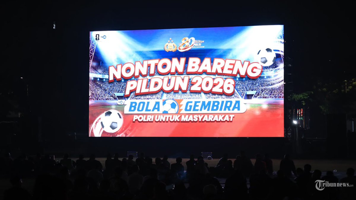 NOBAR PILDUN - Wakapolri Komjen Pol Dedi Prasetyo membuka kegiatan nonton bareng (nobar) Piala Dunia 2026 untuk Masyarakat di Lapangan Bhayangkara Mabes Polri, Jumat (12/6/2026) dini hari. Kegiatan ini dilaksanakan secara serentak di seluruh Indonesia mulai dari Mabes Polri, Polda, Polres, Polresta, Polrestabes hingga Polsek jajaran. TRIBUNNEWS/HO