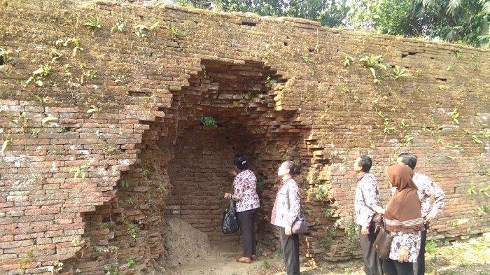 Sejumlah orang yang tergabung dalam Paguyuban Sejarawan Ngayogyakarta Hadiningrat mengunjungi bangunan bekas Keraton Kartasura, Sukoharjo.