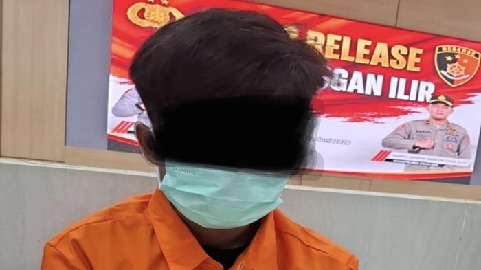 TERSANGKA PEMBUNUHAN -- Tersangka pembunuhan wanita hamil dipaparkan di Mapolres Ogan Ilir, Jumat (12/6/2026) petang. Sebelumnya tersangka sempat kabur ke daerah Muara Enim.