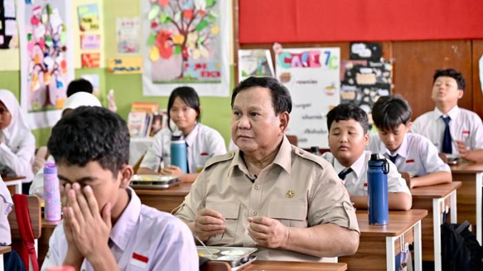TINJAU PROGRAM MBG - Presiden Prabowo Subianto meninjau pelaksanaan Program Makan Bergizi Gratis (MBG) di Sekolah Menengah Pertama Negeri (SMPN) 111 Jakarta pada Selasa, (2/6/2026). Presiden Ikut makan bareng siswa.
