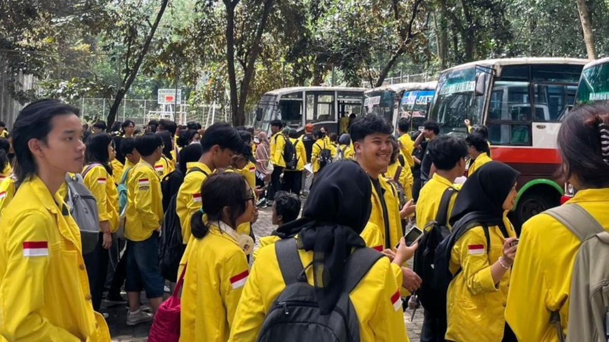 MAHASISWA UI DEMO - Massa aksi dari Badan Eksekutif Mahasiswa Universitas Indonesia yang hendak demo.